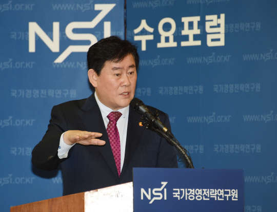 최경환 부총리 겸 기획재정부 장관이 4일 서울 명동 은행회관에서 열린 국가경영전략연구원 수요포럼에서 '2015년 경제정책방향'을 주제로 강연을 하고 있다.(사진=기재부)